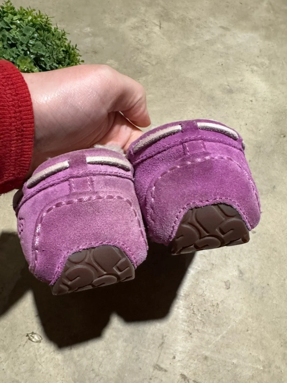 UGG Dakota Slippers Gurls Size 2 Purple Pink Leather Shearling Cozy Comfy Winter